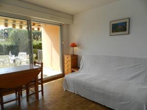 Postel nebo postele na pokoji v ubytování Studio à Bormes-les-Mimosas avec accès plage, terrasse et parking - FR-1-251-875