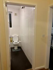 ウォルヴァーハンプトンにあるFlat 8 Hadenの白いタイル張りの壁、トイレ付きのバスルーム +21枚の写真