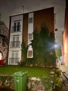 ウォルヴァーハンプトンにあるFlat 8 Hadenの建物前の緑のゴミ箱