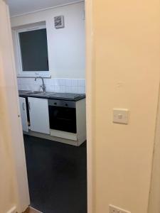 ウォルヴァーハンプトンにあるFlat 8 Hadenのシンクとコンロのある小さなキッチン