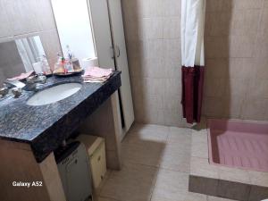 ein Badezimmer mit Waschbecken und Dusche in der Unterkunft Depto en arrecifes in Arrecifes