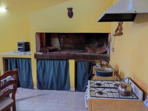 eine Küche mit Herd und Herd oberen Backofen in der Unterkunft Depto en arrecifes in Arrecifes