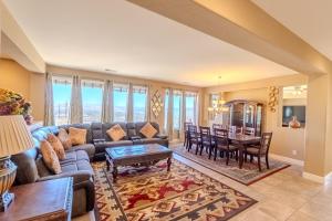 una sala de estar con un sofá y una mesa en Sierra Vista Retreat - Reno Tahoe, en Reno