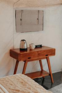 Příslušenství pro přípravu čaje a kávy v ubytování HappyNest Glamping and Villa Dieng