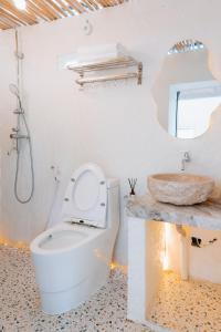 Koupelna v ubytování HappyNest Glamping and Villa Dieng + 15 fotografií