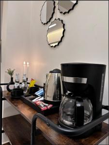 una macchina per il caffè nero su un piano di lavoro in legno di استديو لوفينا 2 a Riyad