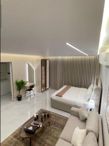 un soggiorno con un letto e un divano di استديو لوفينا 2 a Riyad