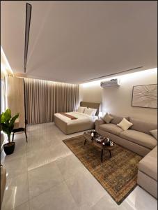 un soggiorno con un divano e un tavolo di استديو لوفينا 2 a Riyad Altre 4 foto