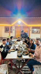 Huéspedes de Holiday Homestay dholavira