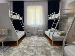 Ένα ή περισσότερα κρεβάτια σε δωμάτιο στο Hovli Hostel