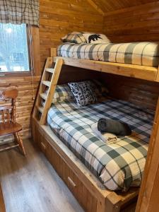 two bunk beds in a log cabin at chalet 5 Domaine de l'Archipel in Sorel