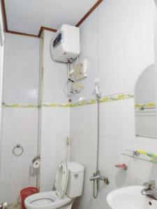 Nhà nghỉ Việt Hà - ĐH Công nghiệp TN : حمام صغير مع مرحاض ومغسلة
