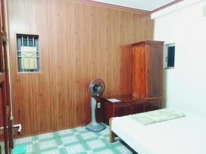 Nhà nghỉ Việt Hà - ĐH Công nghiệp TN : غرفة نوم بسرير ومروحة ونافذة