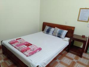 Nhà nghỉ Việt Hà - ĐH Công nghiệp TN : غرفة نوم صغيرة مع سرير مع ملاءات بيضاء