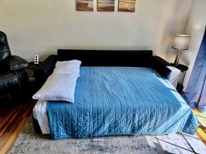 Una cama o camas en una habitación de Walk to Landing and convention center beautiful