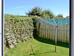 Saint EndellionにあるOwls Parkの芝生に柵とネットが張られた庭