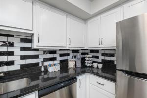 Una cocina o cocineta en Walk to Landing and convention center beautiful 30 fotos más