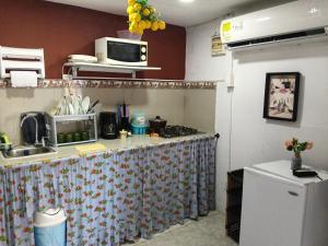 a kitchen with a counter with a sink and a microwave at Aptos Miss Ada in San Andrés