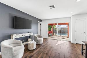 斯科茨North Scottsdale Escape with Pool, Close to Golf的带电视和两把椅子的客厅