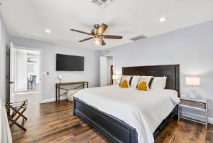 斯科茨North Scottsdale Escape with Pool, Close to Golf的一间卧室配有一张大床和吊扇 更多19张照片