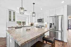 斯科茨North Scottsdale Escape with Pool, Close to Golf的厨房配有白色橱柜和花岗岩台面