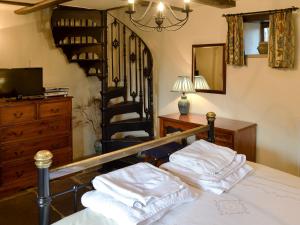 a bedroom with a bed with two white towels at Mushroom Cottage in Castleton