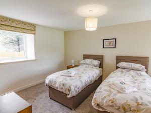 Un dormitorio con dos camas y una ventana en Easter Caiplich - Uk30263, en Cray 10 fotos más