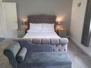 ein Schlafzimmer mit einem Bett, einem Sofa und einem Bett in der Unterkunft Rosecraddoc Manor - Riverbank in Saint Cleer