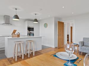 eine Küche und ein Wohnzimmer mit Tisch und Stühlen in der Unterkunft The Keys - Cottage in Sardis