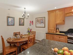 Η κουζίνα ή μικρή κουζίνα στο Mary Cottage