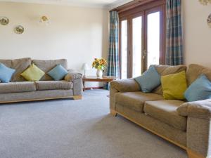 Saint EndellionにあるHaywain - Uk12084のソファ2つとテーブルのあるリビングルーム