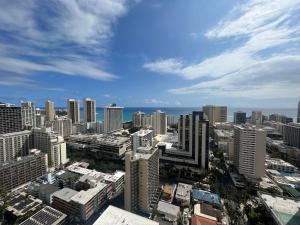 une vue aérienne d'une ville avec de grands immeubles dans l'établissement A Homie Getaway! Double Bed Studio with a VIEW, à Honolulu