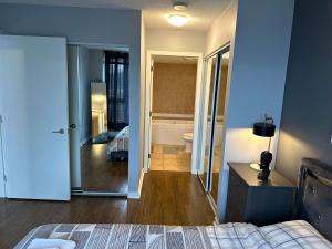 Ένα ή περισσότερα κρεβάτια σε δωμάτιο στο Luxury Condo with a Sauna Pool Jacuzzi & View