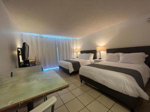 une chambre d'hôtel avec deux lits et une télévision dans l'établissement A Homie Getaway! Double Bed Studio with a VIEW, à Honolulu