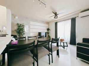 Un comedor y una sala de estar con mesa y sillas. en 临近京瓷大阪巨蛋大正地铁站jr环状线站全新別墅, en Wada