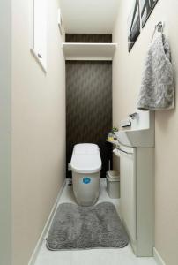 Baño pequeño con aseo y alfombra en 临近京瓷大阪巨蛋大正地铁站jr环状线站全新別墅, en Wada 20 fotos más