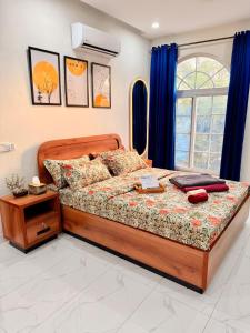Ένα ή περισσότερα κρεβάτια σε δωμάτιο στο Sunny & Spacious next to MM Alam road