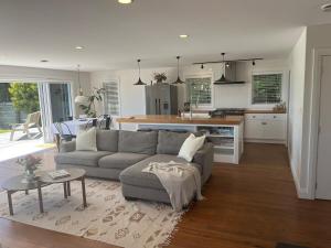 ein Wohnzimmer mit Couch und Küche in der Unterkunft Cable Bay Seaview Beauty in Cable Bay