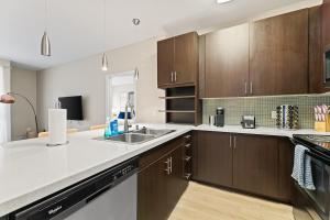 eine Küche mit Holzschränken und einer Spüle in der Unterkunft Great 2bd 2bath in MdR! Free parking and pool! in Los Angeles + 31 Fotos