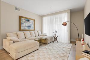 ein Wohnzimmer mit Sofa und Tisch in der Unterkunft Great 2bd 2bath in MdR! Free parking and pool! in Los Angeles