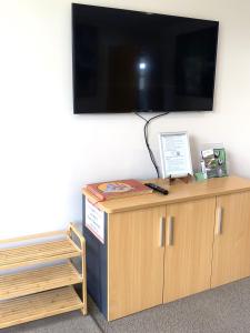 TV a/nebo společenská místnost v ubytování Birch Court - Harakeke