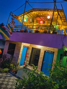 Peace and love beach stay في أليبي: منزل بأبواب زرقاء على مبنى