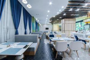 a dining room with tables and chairs in a restaurant at Wuhan Tieqiao Jianguo Hotel in Wuhan