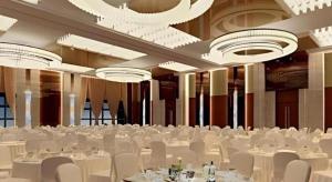 a large banquet hall with white tables and chairs at Wuhan Tieqiao Jianguo Hotel in Wuhan