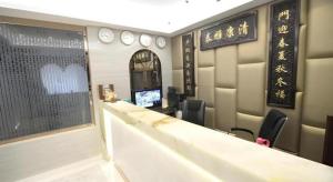 een bar in een restaurant met een toonbank en stoelen bij Hong Thai Hotel in Macau