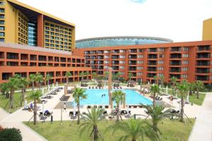 ソギポにあるJeju Booyoung Hotelのリゾート(建物の前に大きなプール付)