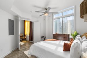 ein weißes Schlafzimmer mit einem großen Bett und einem Fenster in der Unterkunft Modern Tempe Retreat Near ASU & Downtown in Tempe + 17 Fotos