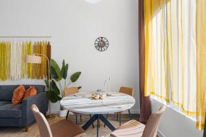 ein Wohnzimmer mit Tisch und Couch in der Unterkunft Modern Tempe Retreat Near ASU & Downtown in Tempe