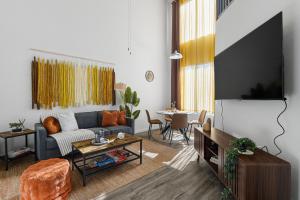 ein Wohnzimmer mit Couch und Flachbildfernseher in der Unterkunft Modern Tempe Retreat Near ASU & Downtown in Tempe