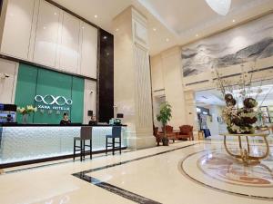 een lobby van een gebouw met een winkel bij Xana Hotelle Zhengzhou Guoji Branch in Zhengzhou